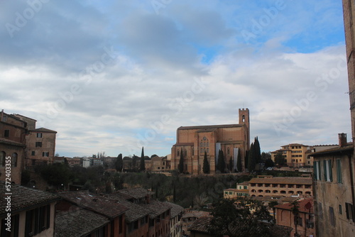 My visit to the city of Sienna.. My tour of Piazza del Campo, Torre del Mangia, Fonte Gaia, Siena Cathedral, Palazzo Salimbeni, the city view and its back streets.
Sienna Italy