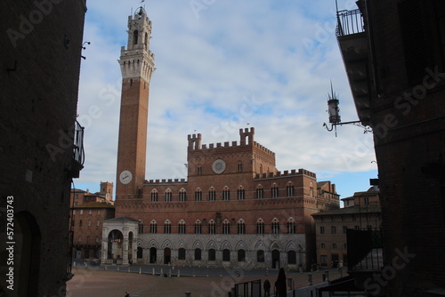 My visit to the city of Sienna.. My tour of Piazza del Campo, Torre del Mangia, Fonte Gaia, Siena Cathedral, Palazzo Salimbeni, the city view and its back streets.
Sienna Italy