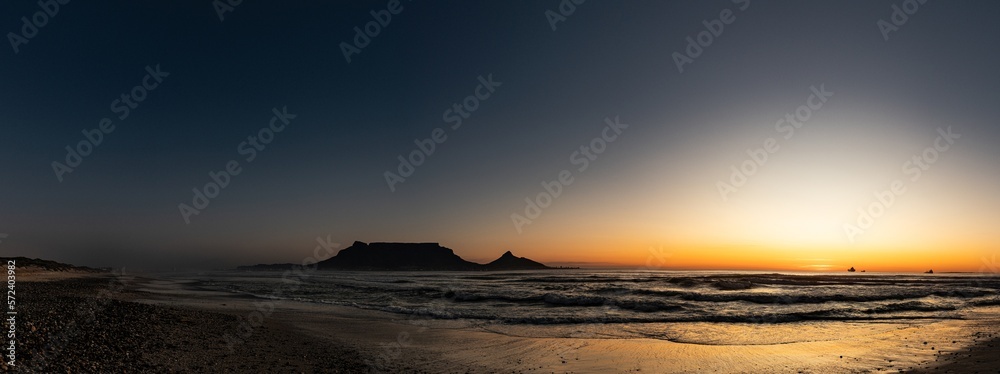 Fototapeta premium Cape Town, South Africa, at sunset (view from Bloubergstrand)