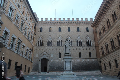 My visit to the city of Sienna.. My tour of Piazza del Campo, Torre del Mangia, Fonte Gaia, Siena Cathedral, Palazzo Salimbeni, the city view and its back streets. Sienna Italy
