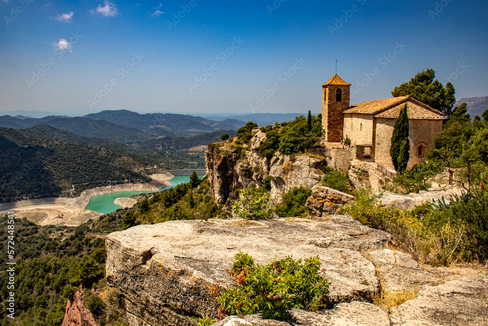 Panoramic of the church of Santa María with the Siurana Reservoir and the mountains in the background, Siurana, Tarragona, España