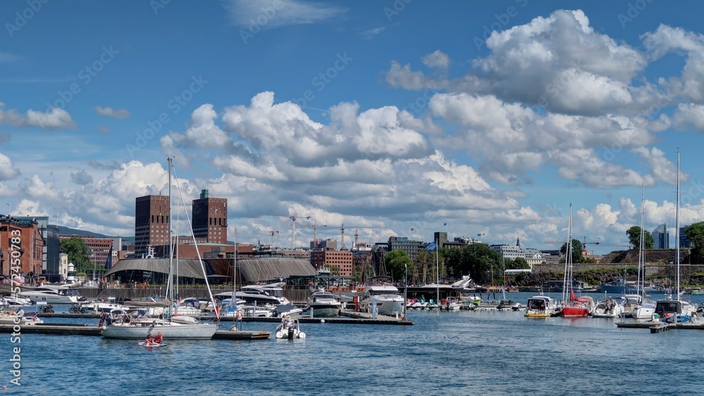 quais d'Oslo en Norvège par une journée chaude d'été
