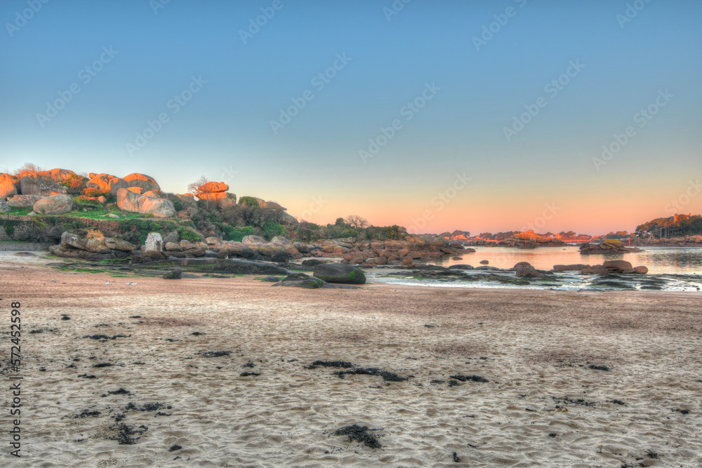 Lever du jour sur la côte de granit rose en Bretagne - France
