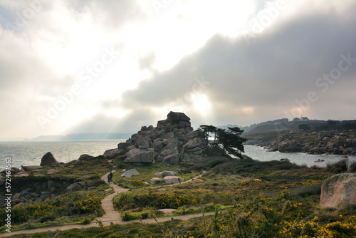 Lever du jour sur la c  te de granit rose en Bretagne - France