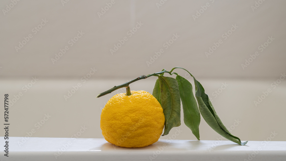 浴槽と柚子 日本の文化｜ゆず湯・柚子風呂イメージ Stock Photo | Adobe Stock