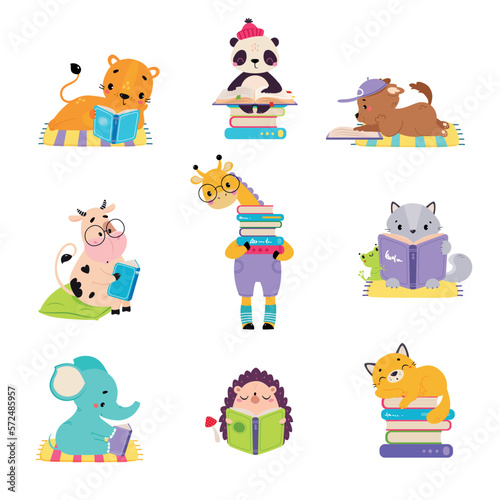 Fototapeta Naklejka Na Ścianę i Meble -  Cute baby animals reading books set. Smart hedgehog, cow, giraffe, raccoon, chipmunk sitting with books cartoon vector illustration
