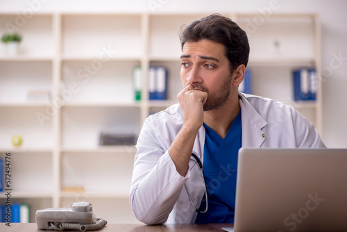Young male doctor working in the clinic Fototapet