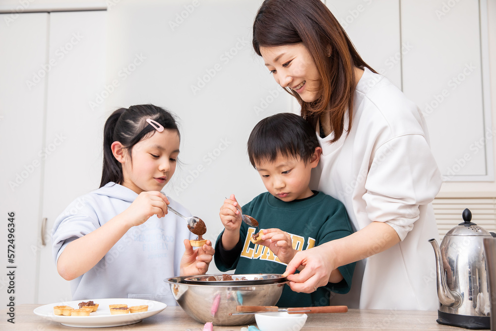 お菓子作りをする親子