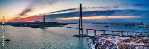 Cuadro en lienzo Winter panoramic view of sunset over famous cable-stayed bridge from Vladivostok