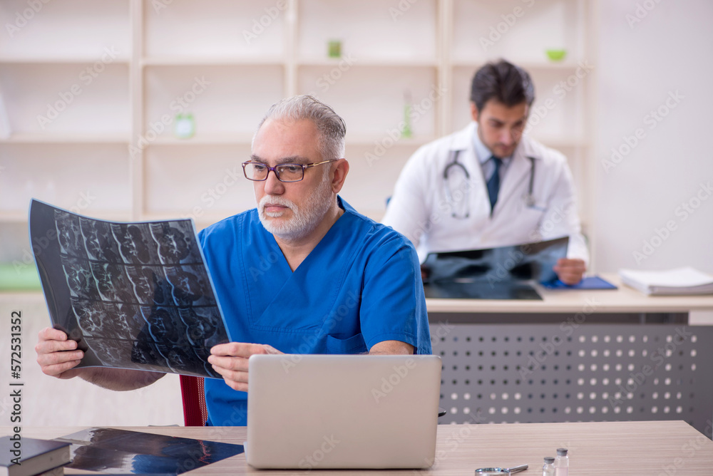 Obraz premium Two male doctors radiologists working in the clinic