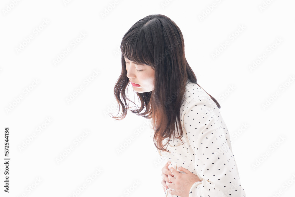 腹痛で苦しむ若い女性 腹痛で苦しむ若い女性
