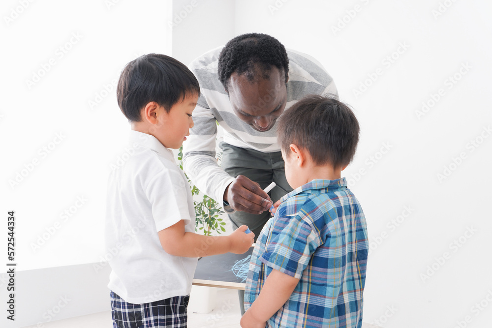 インターナショナルスクールで勉強する子ども インターナショナルスクールで勉強する子ども