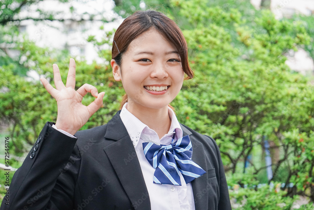 笑顔で手を振る制服姿の学生 笑顔で手を振る制服姿の学生