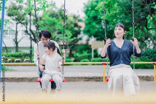 公園で仲良く遊ぶ親子 © maroke
