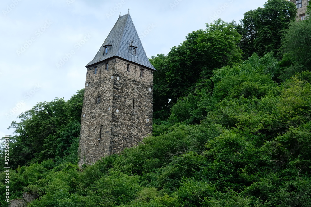 FU 2022-07-01 Bacharach 387 Aus dem Wald ragt ein Burgturm in den Himmel
