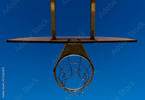 Canasta o aro de baloncesto metálico, vista nadir y cielo azul photo
