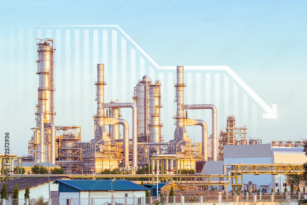 Obraz premium Oil gas refinery or petrochemical plant. Include arrow, graph or bar chart. Decrease trend or low of production, market price, demand, supply. Concept of business, industry, fuel, power energy. 