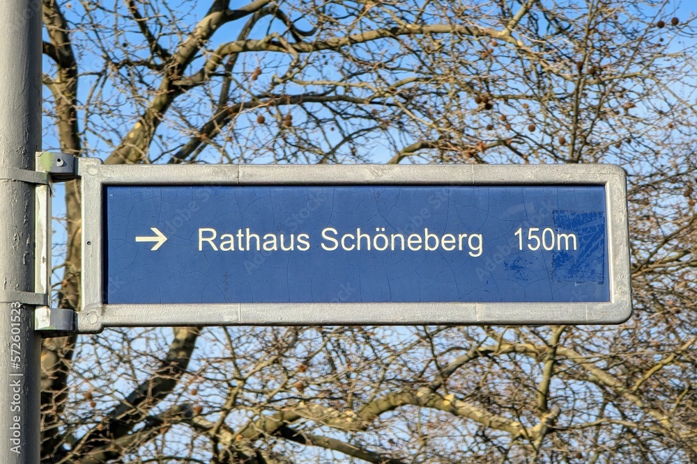 Straßenschild / Wegweiser Rathaus Schöneberg Berlin Straßenschild / Wegweiser Rathaus Schöneberg Berlin