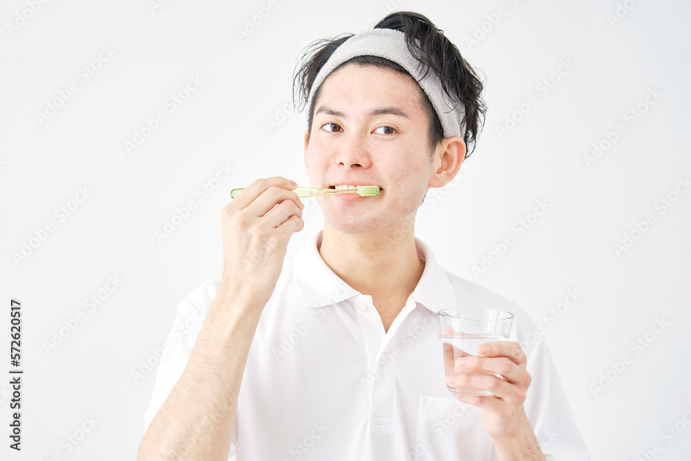 歯磨きをする男性　白背景