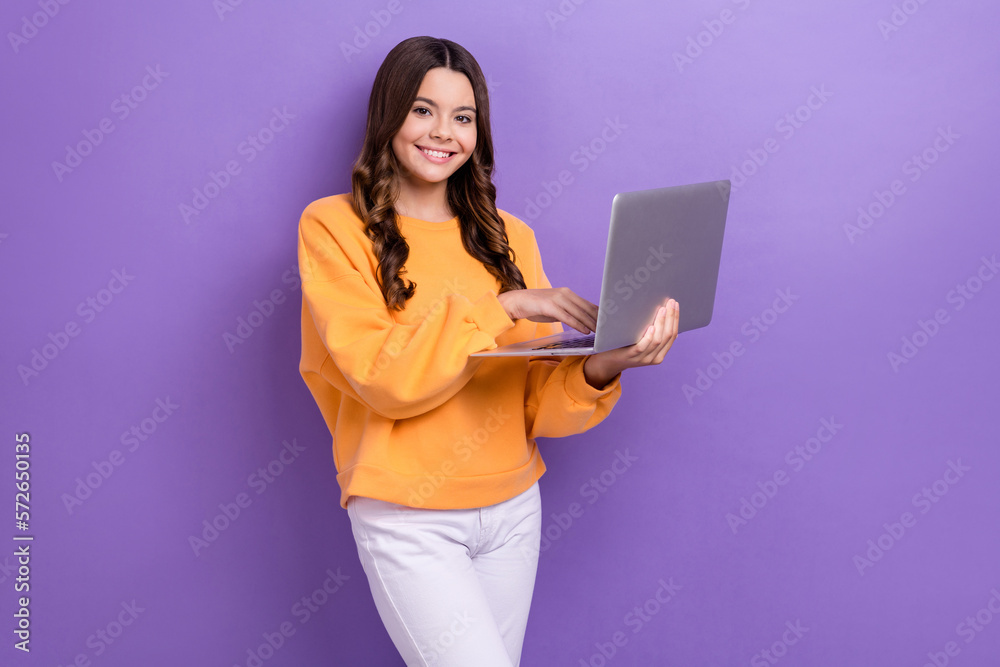 Photo of cheerful positive lady wear orange sweatshirt chatting instagram twitter telegram isolated violet color background Photo of cheerful positive lady wear orange sweatshirt chatting instagram twitter telegram isolated violet color background