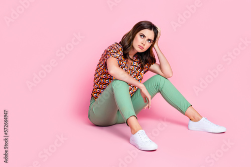 Foto Full body photo of unsatisfied moody lady sit floor arm touch head look empty sp