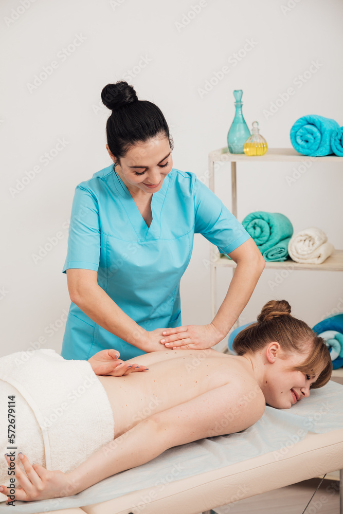 Obraz premium back massage in the room on the couch relaxation osteopathy relax