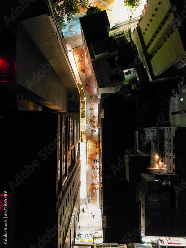Imagem a  rea noturna do Centro de Guarapari  luzes da rua  luzes dos apartamentos e o movimento dos carros.