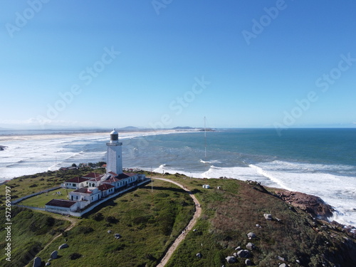 imagem aérea do belo farol de Santa Marta em Santa Catarina. photo