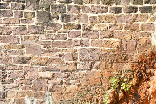 Steinmauer braun beige als Hintergrund für Design, Web,....