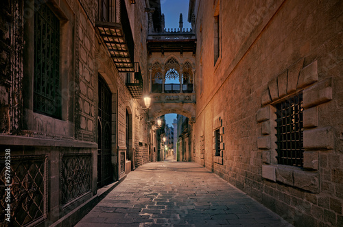 Hiszpania, Katalonia, Barcelona nocą, gotycka dzielnica Carrer del Bisbe © lukaszmalkiewicz.pl