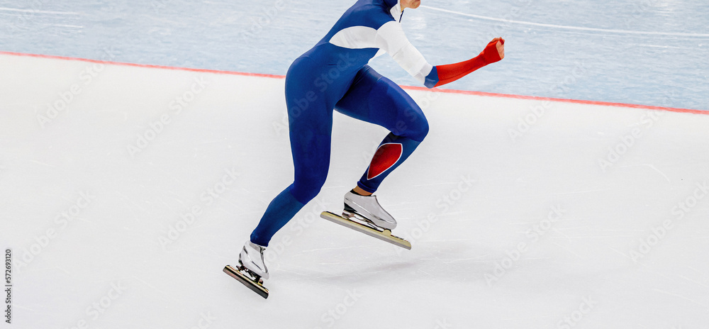 Obraz premium start woman athlete speed skater during speed skating competition