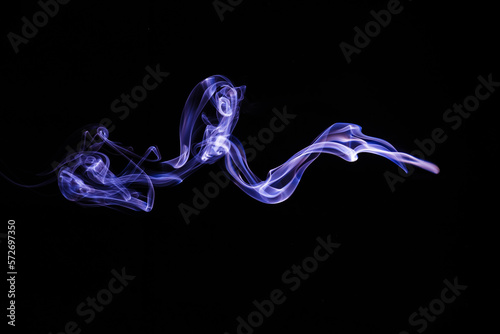 Fumaça em destaque em um fundo preto