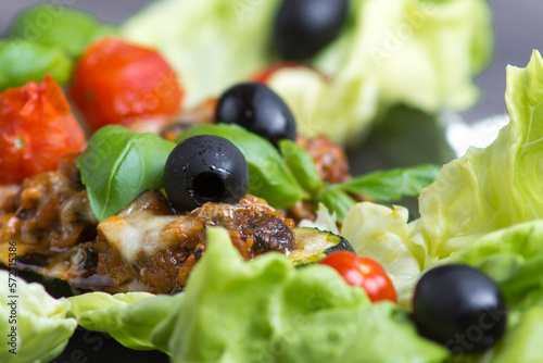 salada, jedzenie, sałata, pomidor, zdrowa, swiezy, jarzyna, posiłek, obiad, płyta, oliwka, zieleń, czerwień, dieta, lunch