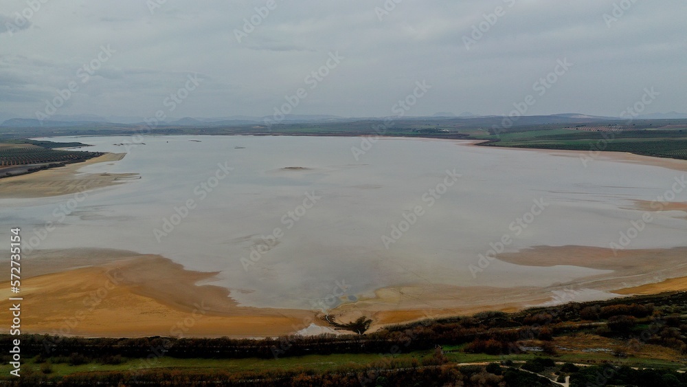 Laguna de fuente de Piedra , humedal de paso de aves migratorias desde África a Europa . Laguna de fuente de Piedra , humedal de paso de aves migratorias desde África a Europa .