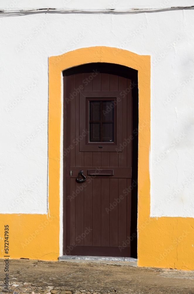 Fototapeta premium Puerta típica portuguesa en Entradas, Alentejo