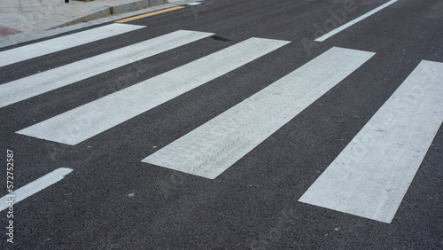 Fotografia Paso de peatones pintado en el asfalto de una calle