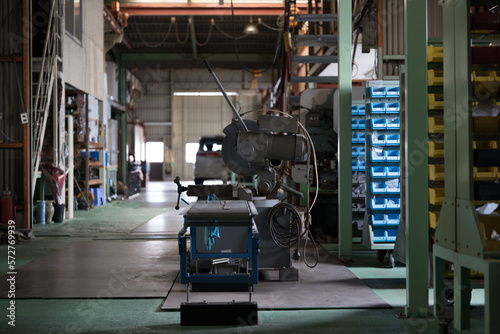 Cutting material with a metal saw