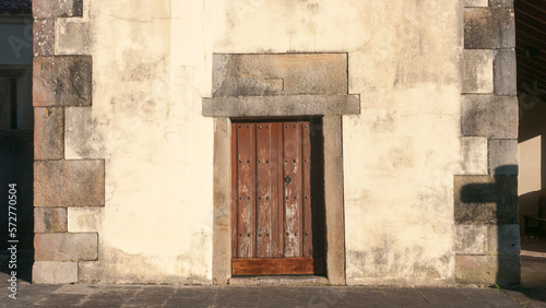  Puerta de madera gastada de iglesia rural medieval © Darío Peña