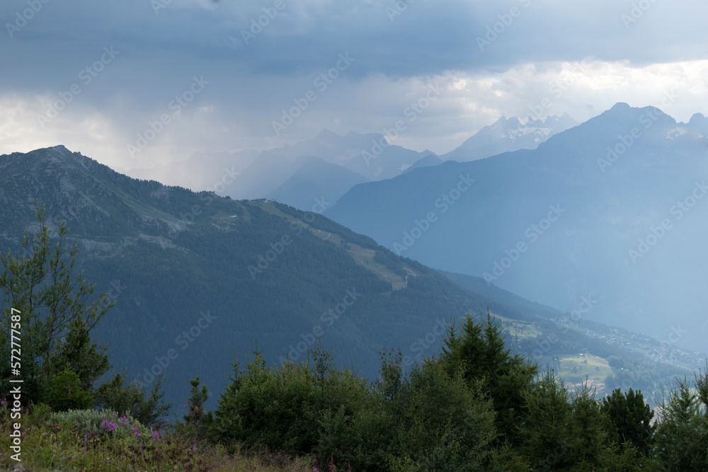 La belle montagne avec le brouillard en Suisse Veysonnaz.