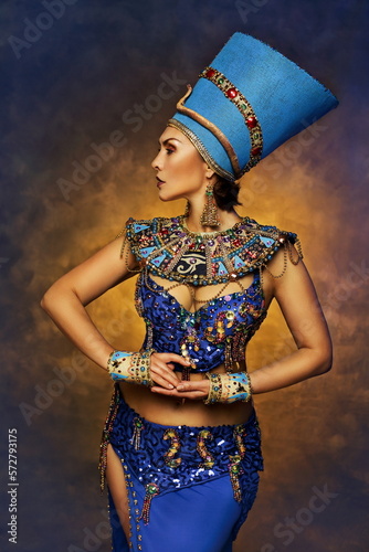 Photos woman in Nefeftiti costume