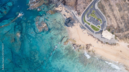 Praia da calheta na ilha do Porto santo. Mar calmo e transparente de azul turquesa. Praia de areia dourada. Vista de topo de drone.