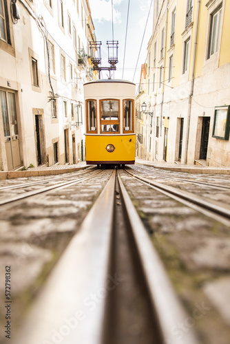 Foto Vertical shot, an old vintage yellow electric tram in the style of the Lisbon fu