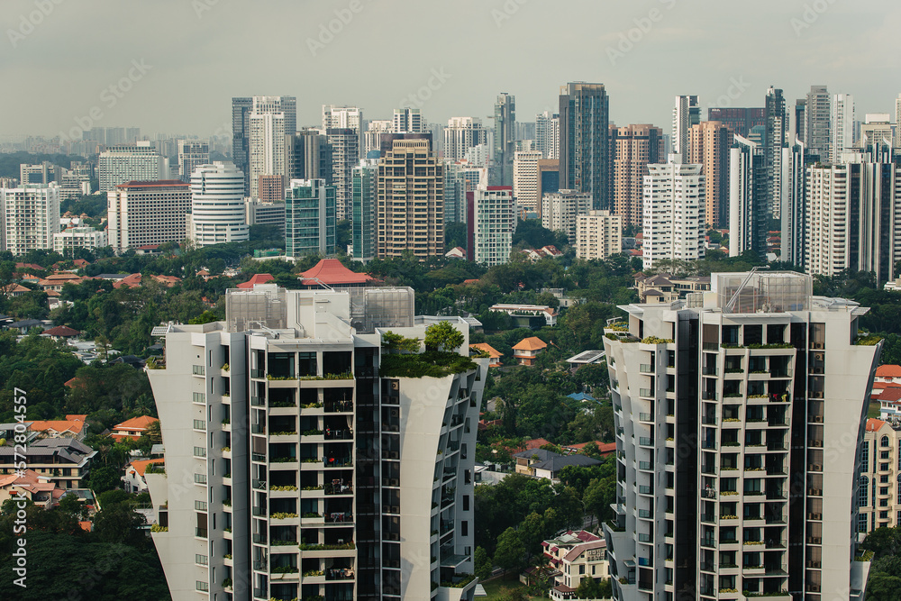 Obraz premium Cityscape of Buildings and trees in Singapore from above
