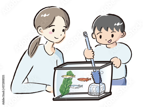 メダカのお世話をする親子（水槽の掃除）