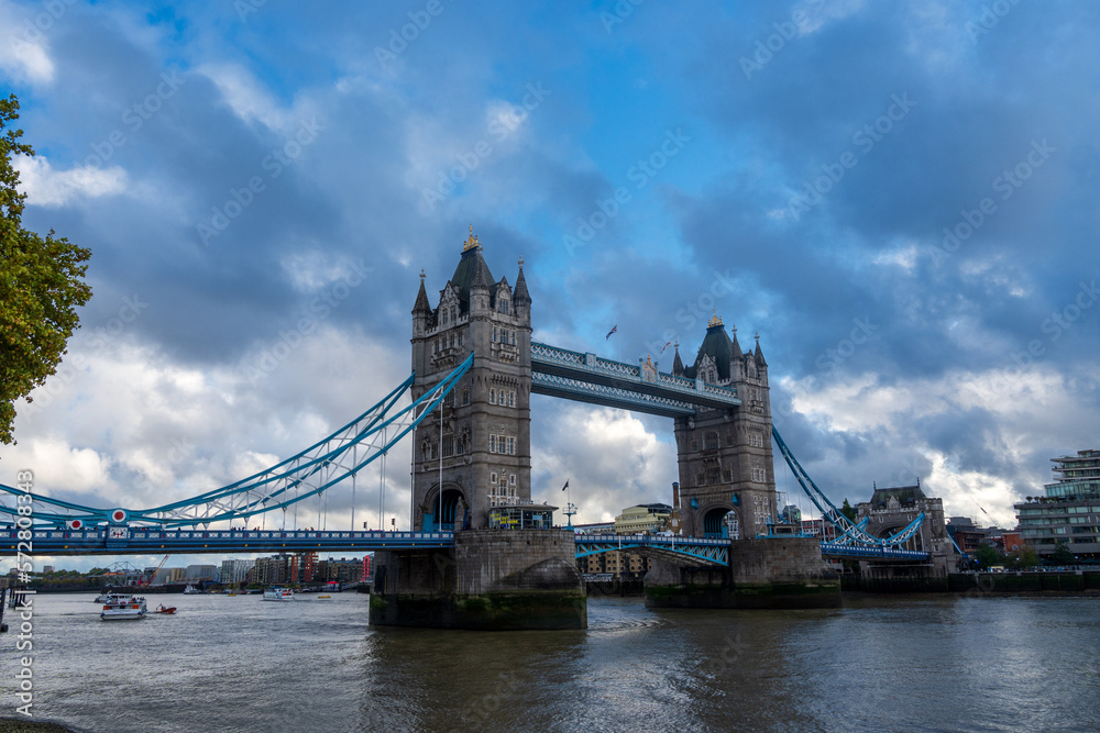 Fototapeta premium Panoramic view of Tower Bridge. Emblematic place in London. United Kingdom. 