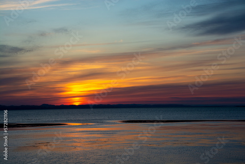 美しい湖の夕暮れ
