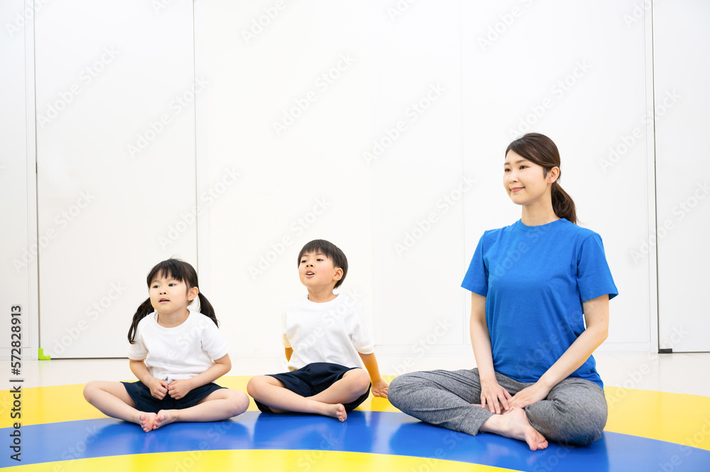 室内で運動をする子供たちと先生 広角 深呼吸 室内で運動をする子供たちと先生 広角 深呼吸