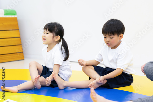 室内で運動をする子供たち　ストレッチ photo