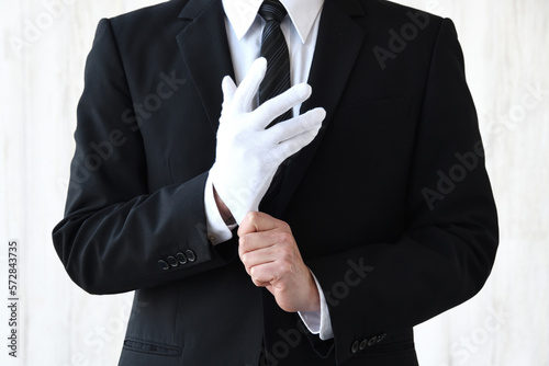 Foto 白手袋をはめるスーツを着た男性