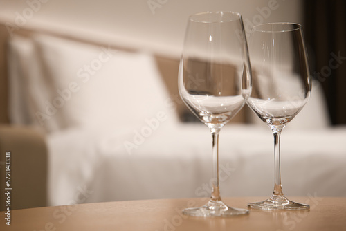 ワイングラスとベッドルーム © Tommy Saegusa
